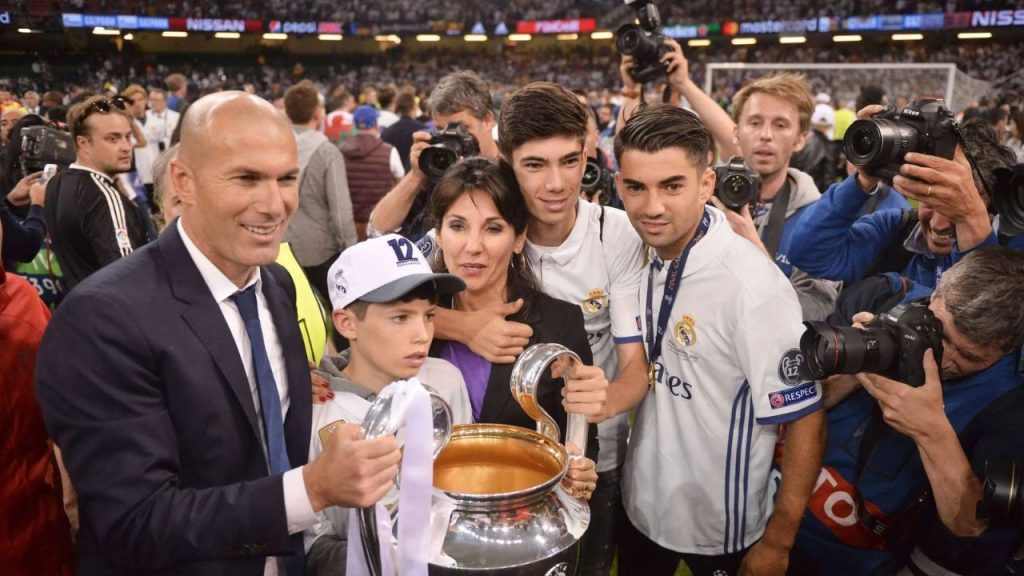 Jugador del Real Madrid en compañía de sus hijos.