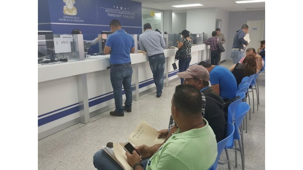 Personas realizan trámites en IHTT.