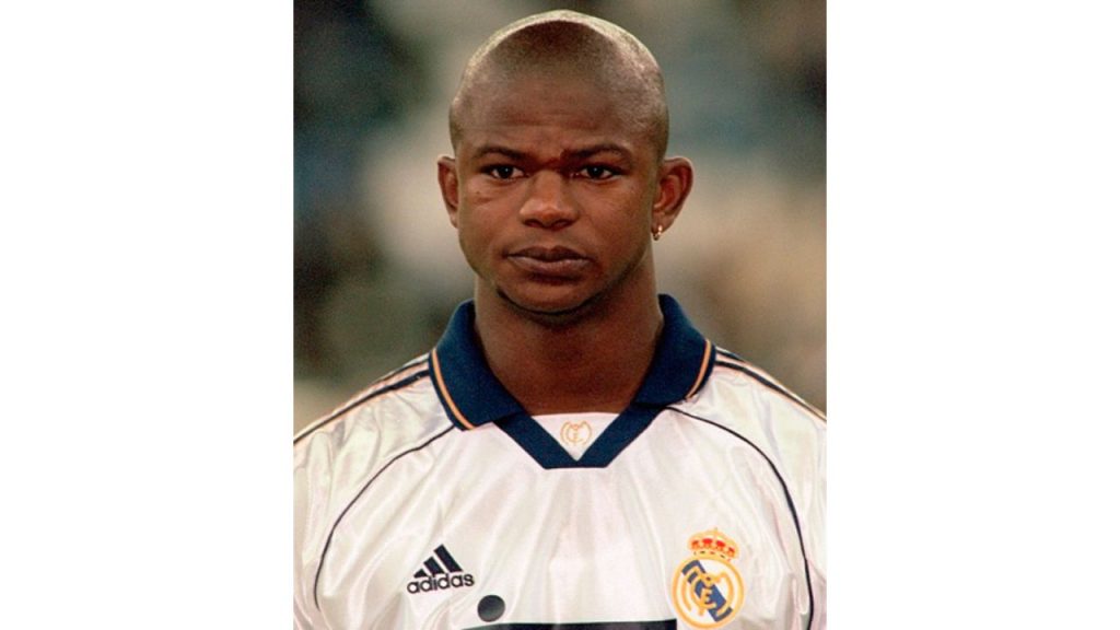 Julio César Santos con camisa del Real Madrid.