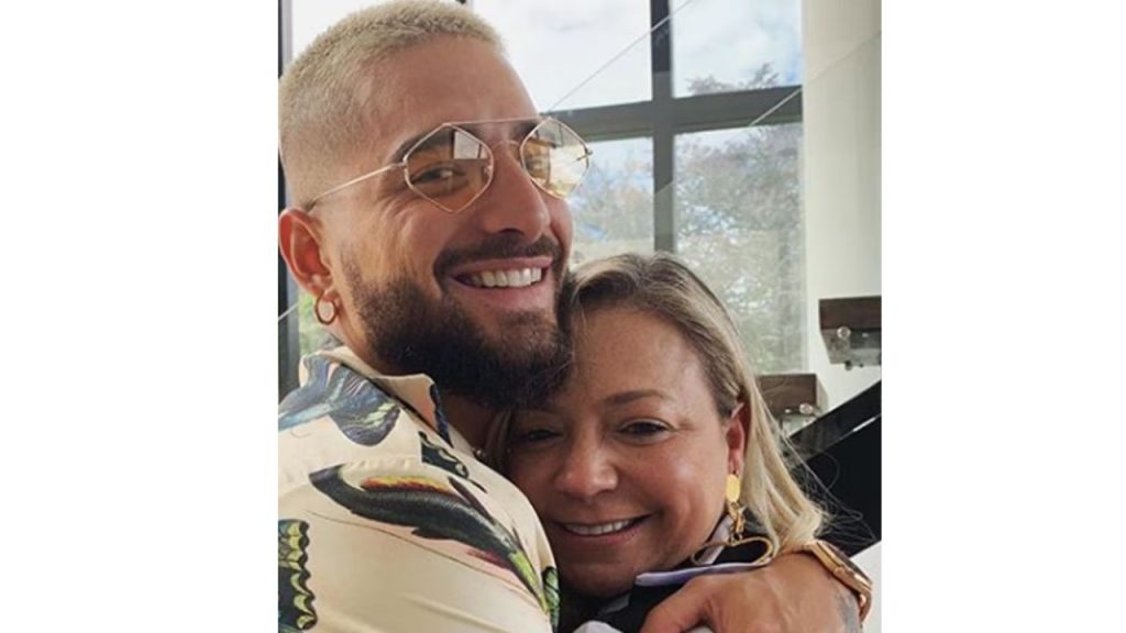 Maluma con una sonrisa reluciente abraza su madre.