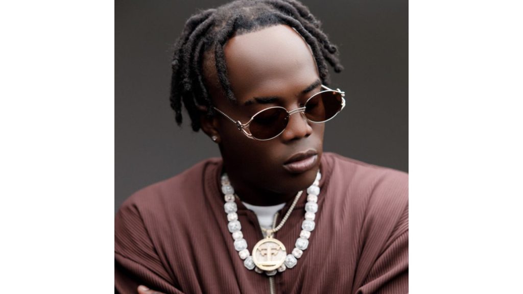 Cantante hondureño con lentes oscuros.