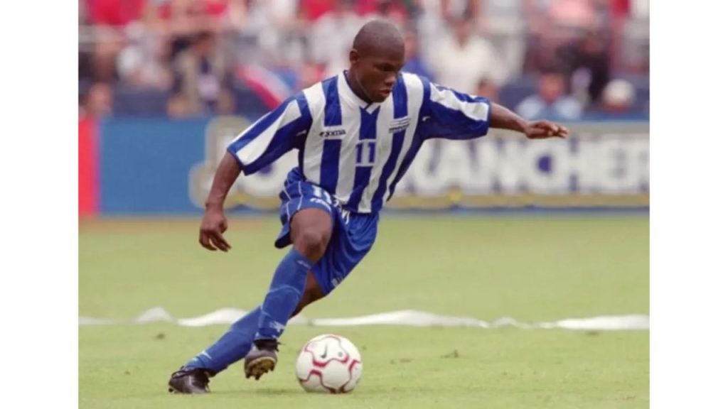 Milton Nuñez con traje deportivo.