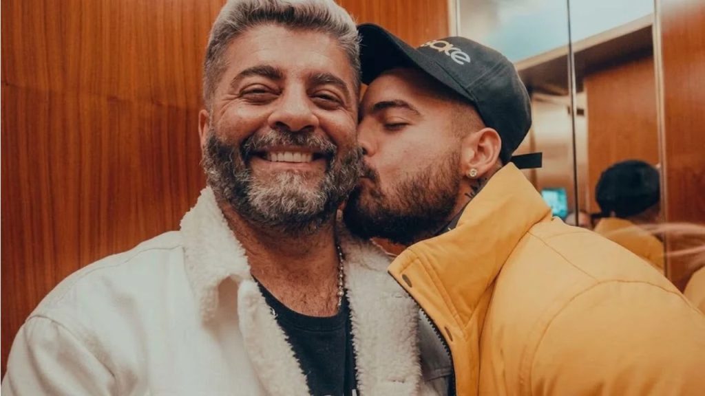 Maluma demuestra cariño a su padre.
