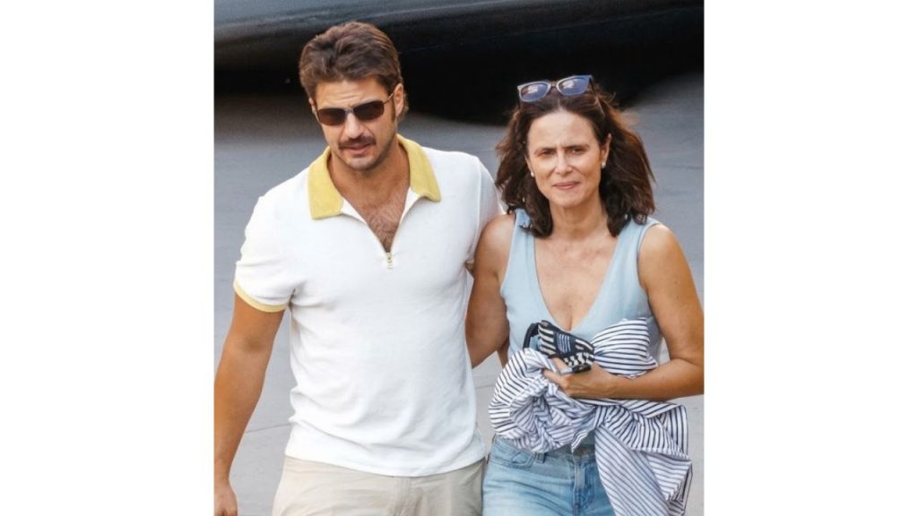 Pareja de la actriz se observan en un paseo.