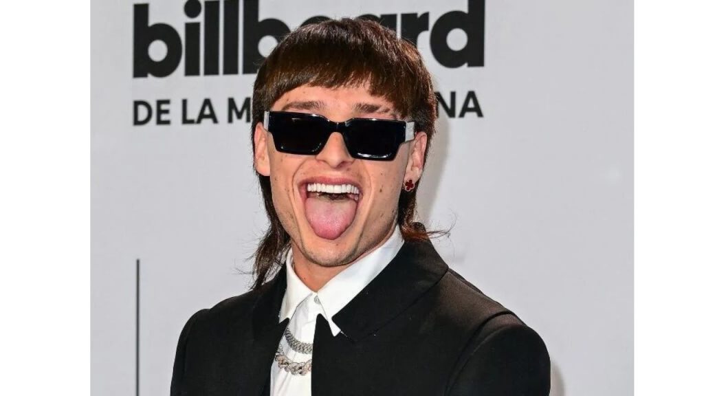 Peso Pluma con lentes oscuros