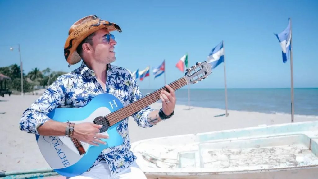 Hondureña con su guitarra.