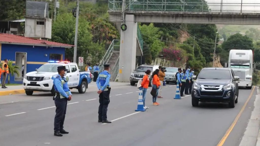 Policías en la calle ejerciendo sus labores.