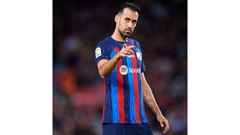 Sergio Busquets con camisa del Barcelona.