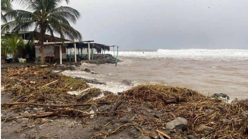 Fuertes lluvias debido a tormenta tropical Simon.