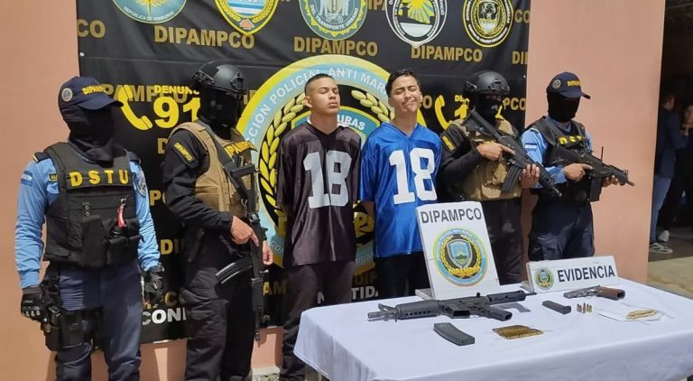 persona hombre detención pandilla