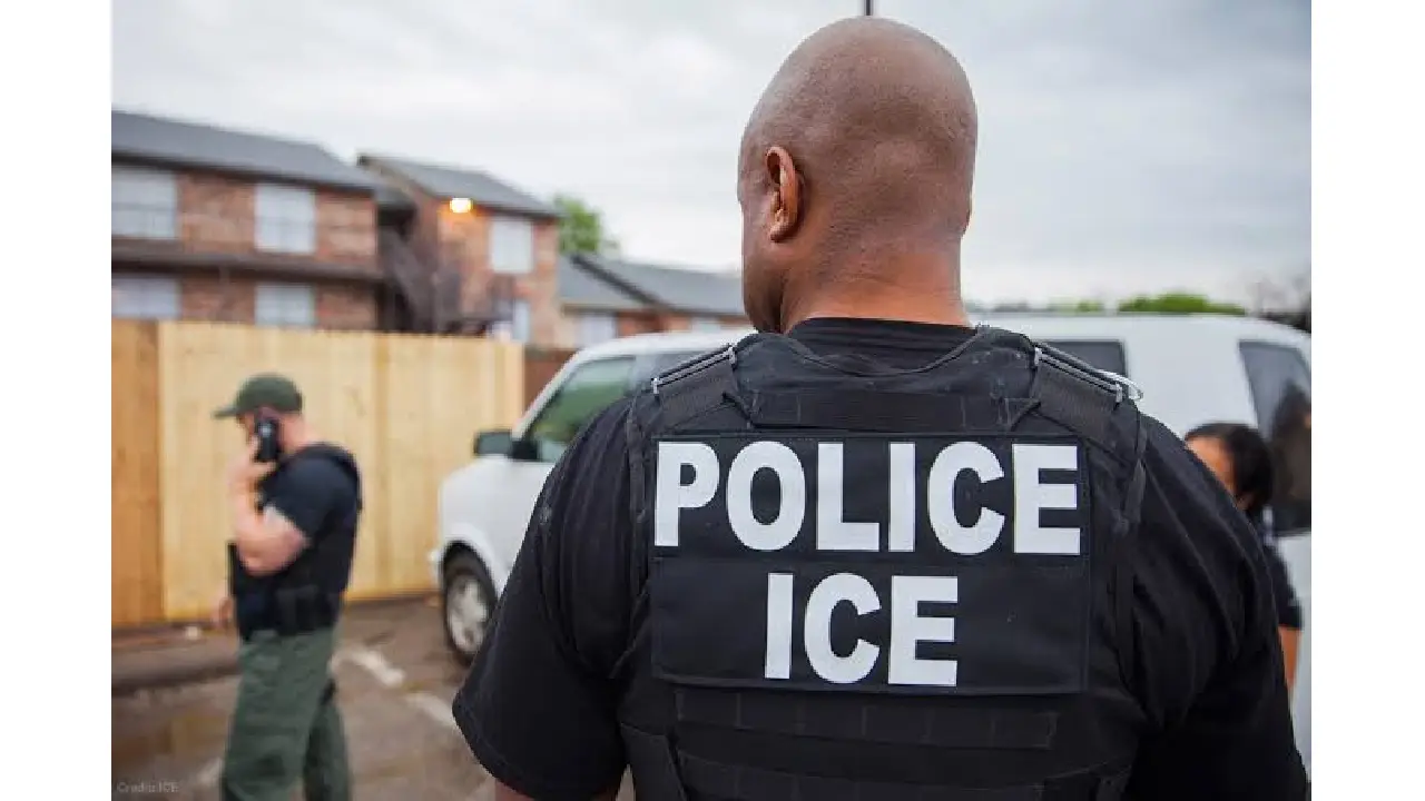 Agentes de ICE frente a una vivienda.