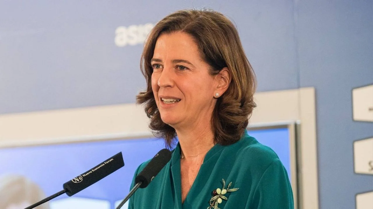 Alejandra Kindelán con un blazer verde