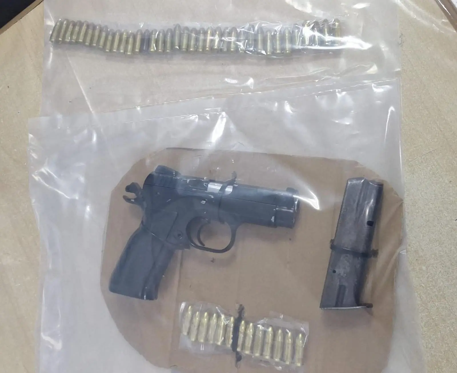 Arma decomisada al supuesto empleado de Salud y su cómplice, capturados por robo