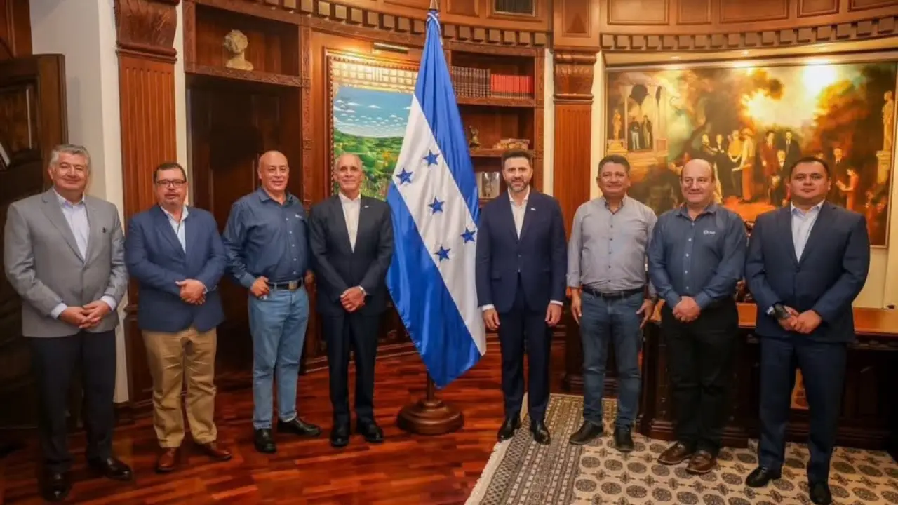 Miembros del gobierno de Nasry Asfura y presidente ejecutivo de Be8, Erasmo Carlos Battistella.