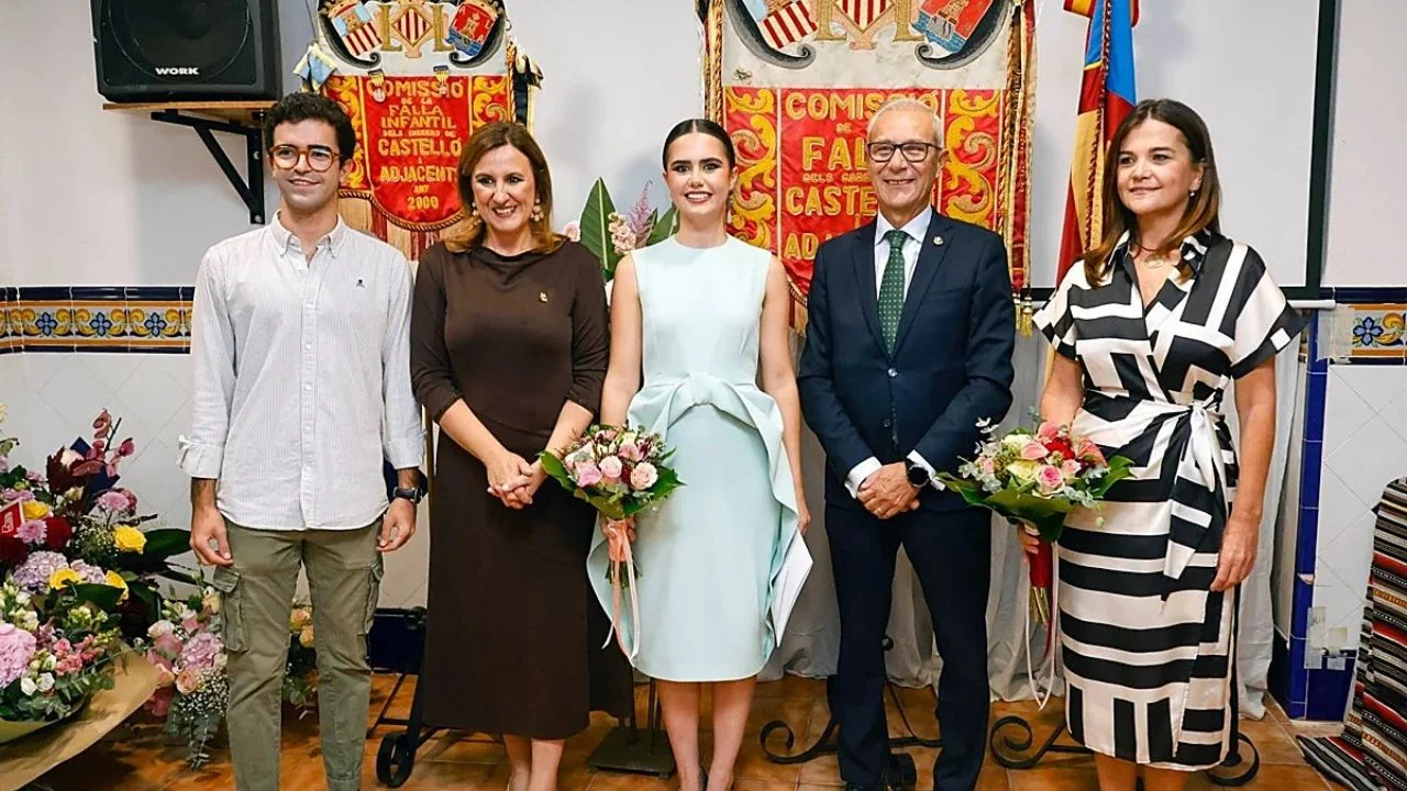 Beatriz Blanco, su hermano Manuel, su madre de nombre Cristina y la alcaldesa de Valencia, María José Catalá, y el edil de Fallas, Santiago Ballester.