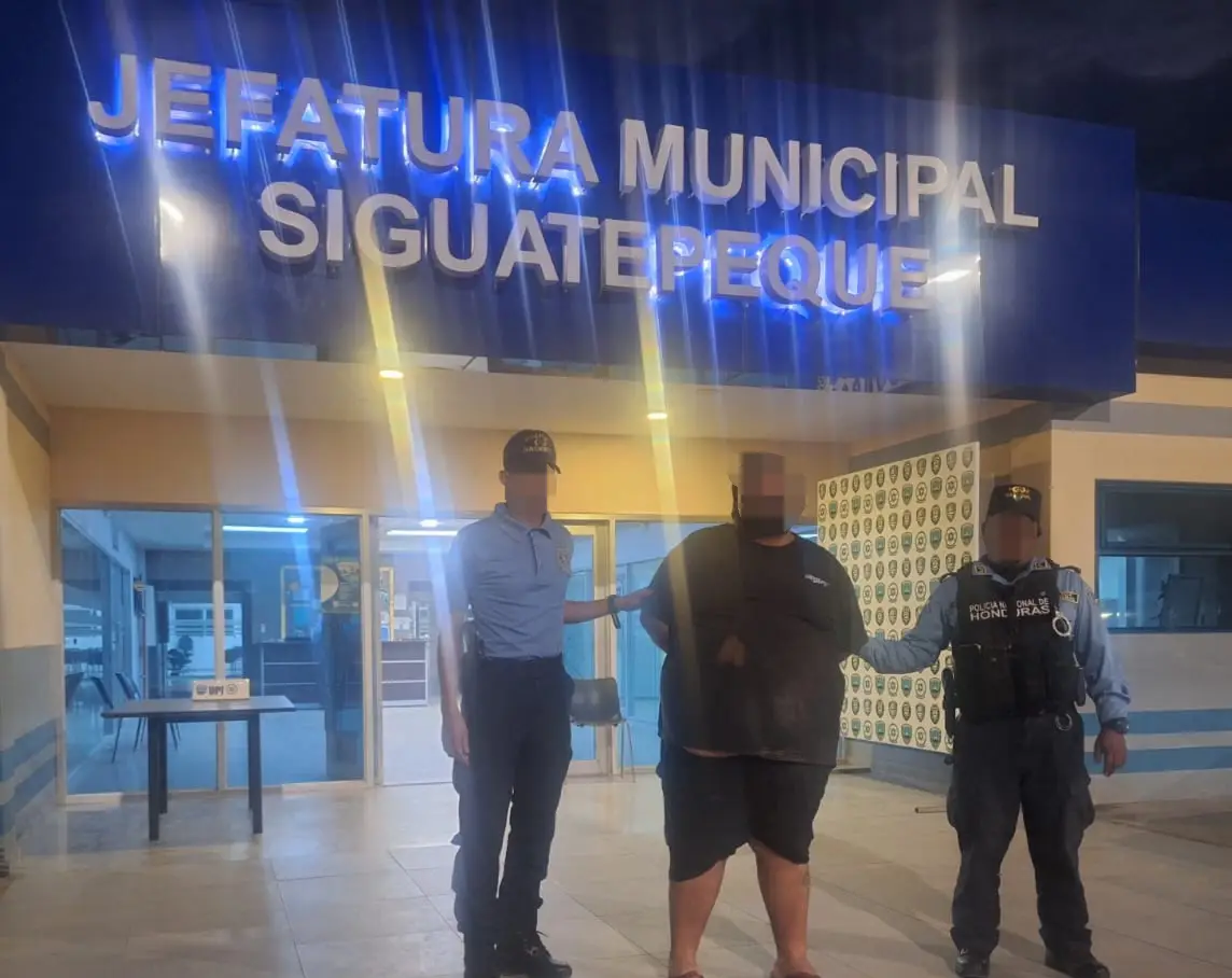 foto de la detención de chef hondureño acusado de maltrato animal en Siguatepeque