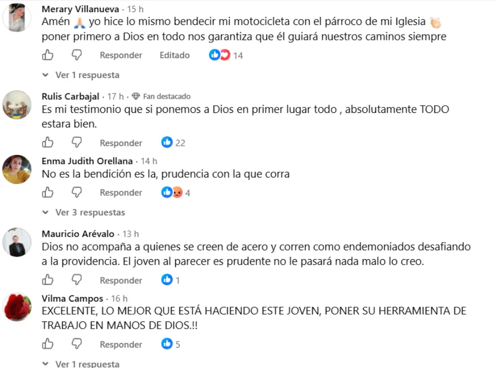 Joven bendice su motocicleta