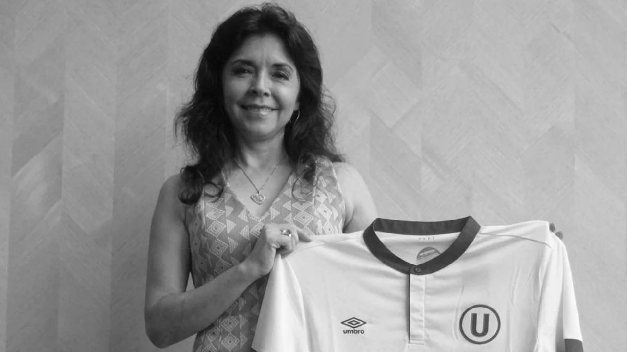 Rocío Graciela Chávez Pimentel con la camisa de Club Universitario de Deportes