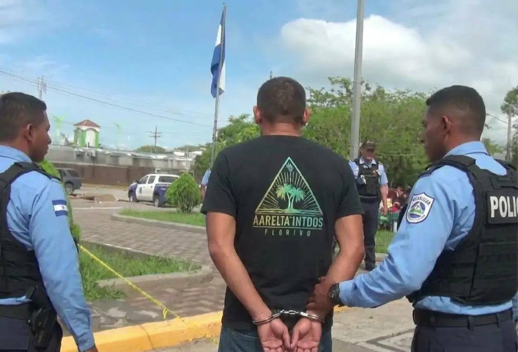 Hombre detenido por defender a su mamá