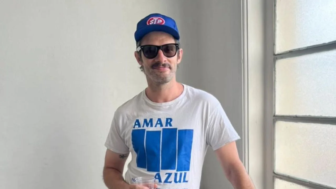Fotografía de Diego Subercaseaux con gorra y gafas de sol.