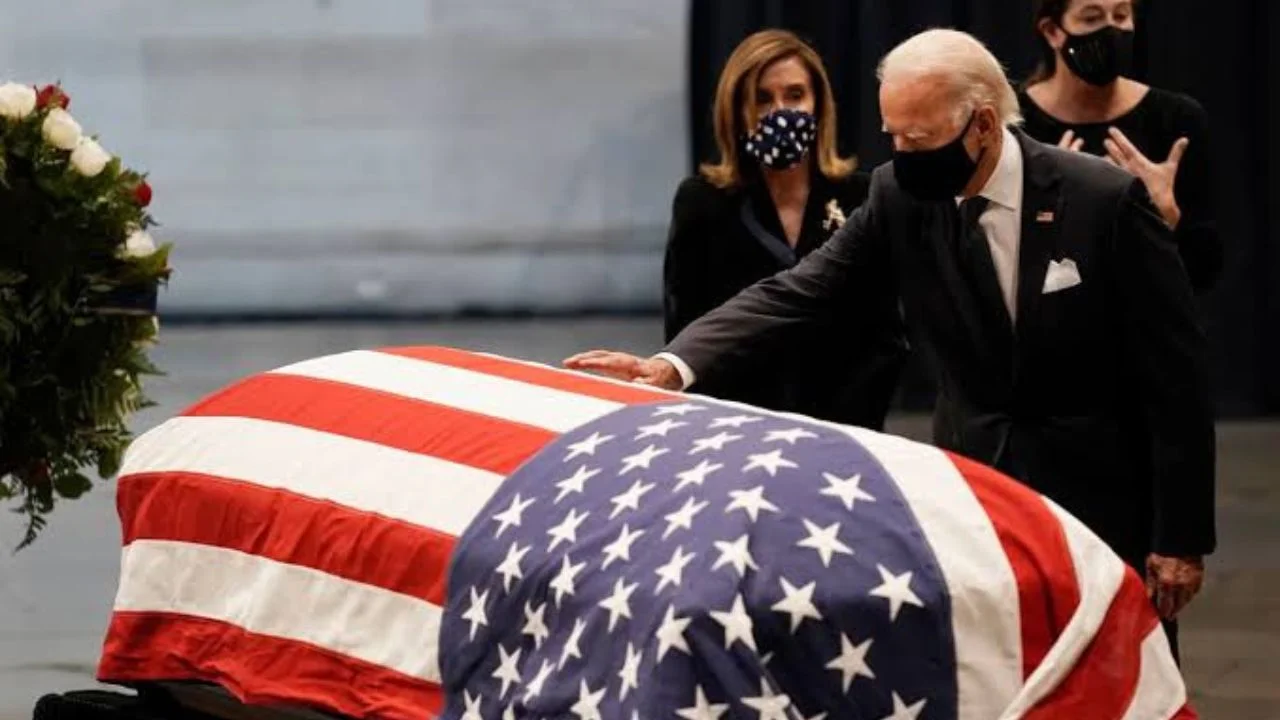Joe Biden presenta sus respetos ante el ataúd del líder de los derechos civiles y congresista John Lewis en el Capitolio (27 de julio de 2020).