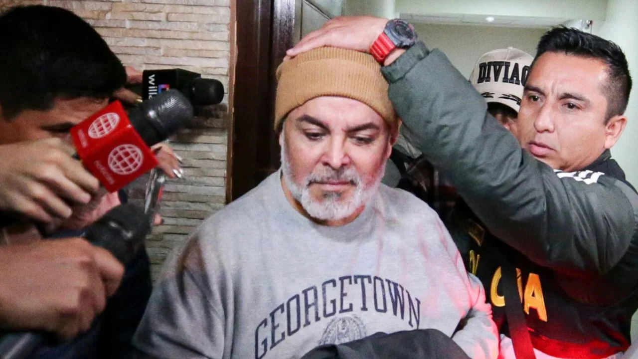 Chibolín siendo escoltado por las autoridades.