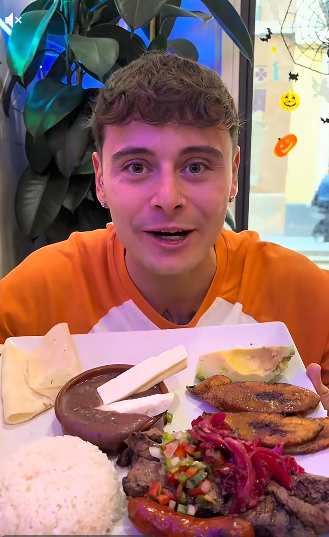 Foto del español que se sorprendió al probar la comida hondureña en restaurante de Barcelona