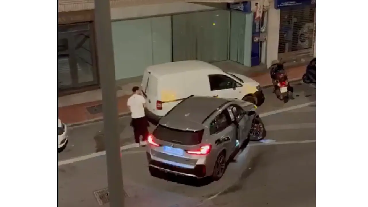 Imagen que muestra al futbolista Álex Sola en el lugar donde se registró el accidente.