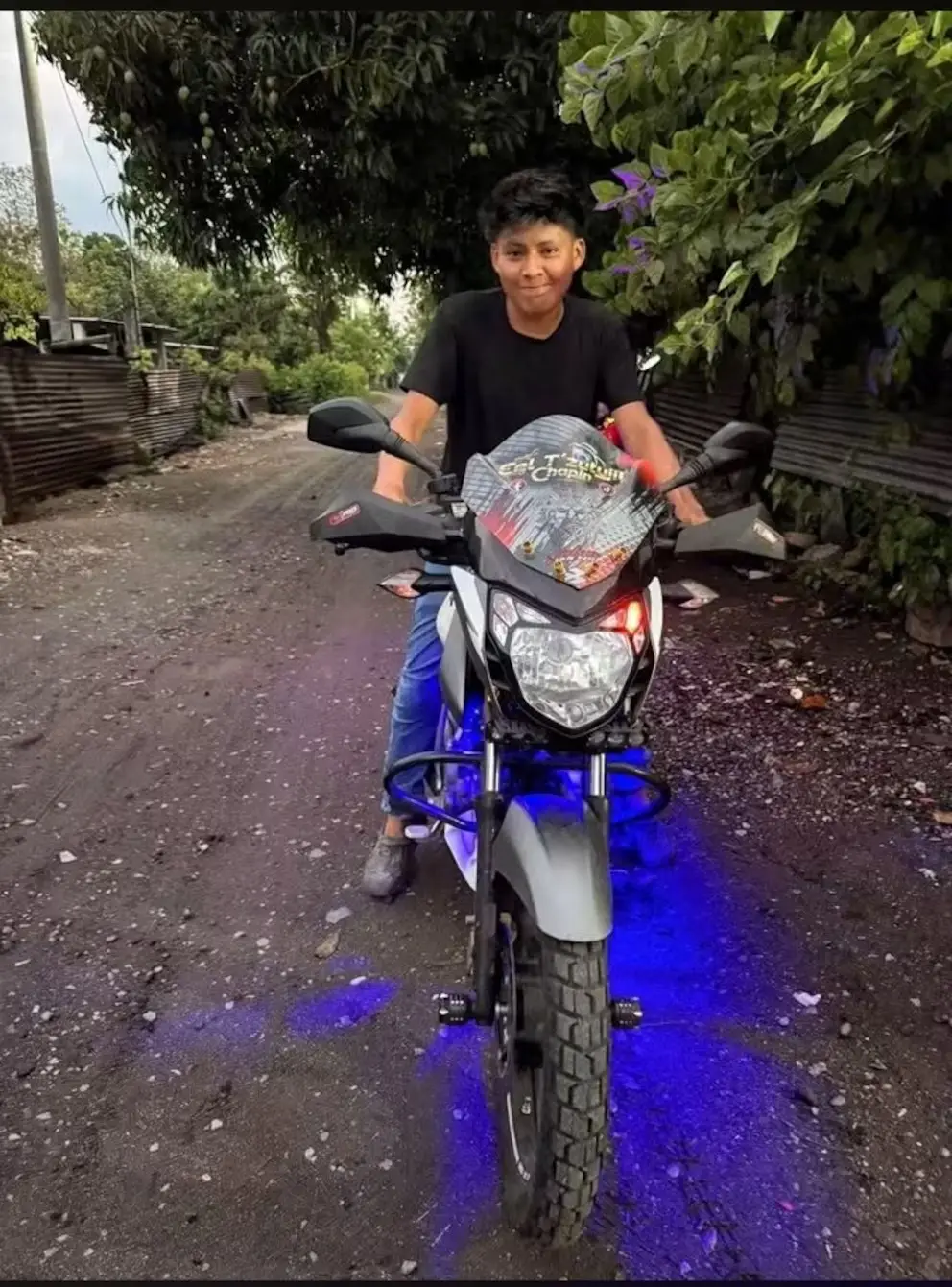 Héctor David Son Mendoza, joven víctima de accidente en Guatemala yy que era hermano del periodista que llegó a cubrir la noticia