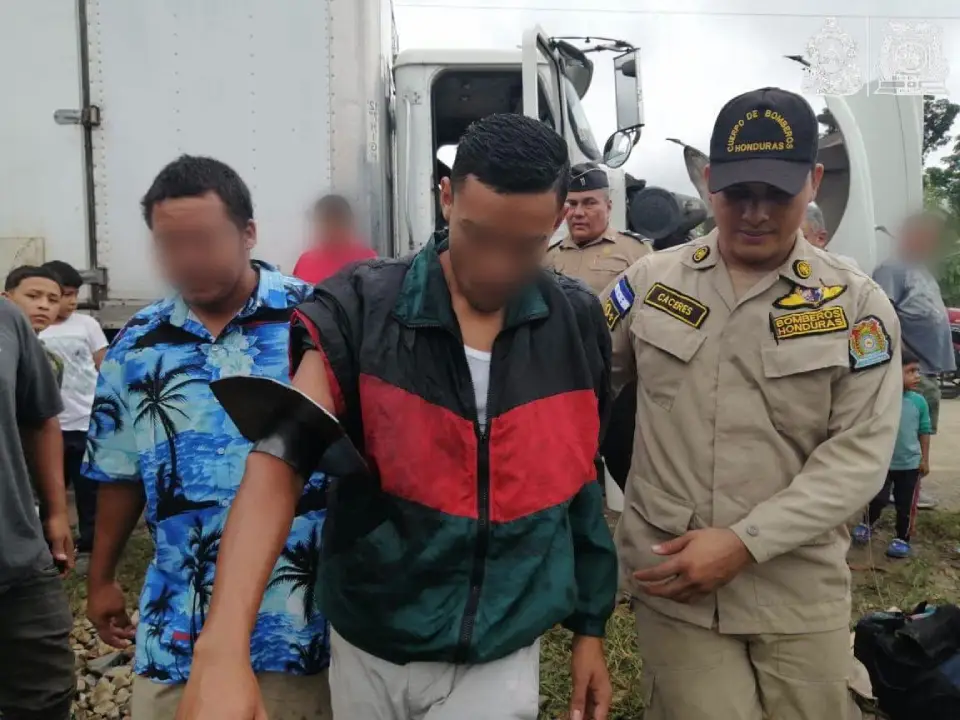 Hombre atrapado en tanque de gasolina
