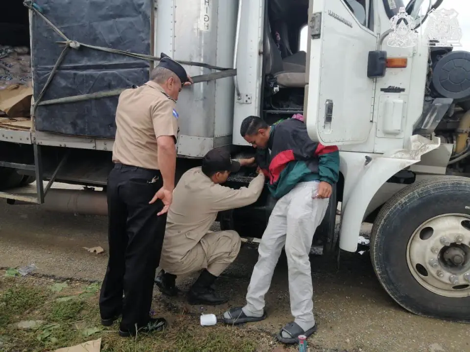 Hombre atrapado en tanque de gasolina