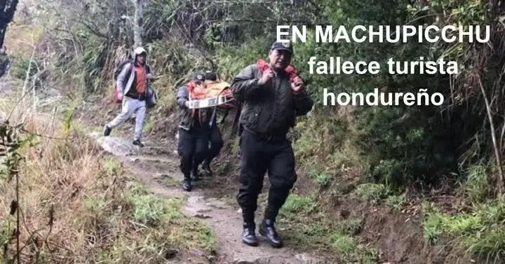 Momento en que trasladaban el cuerpo del joven hondureño que murió durante su visita turística en Machu Picchu, Perú