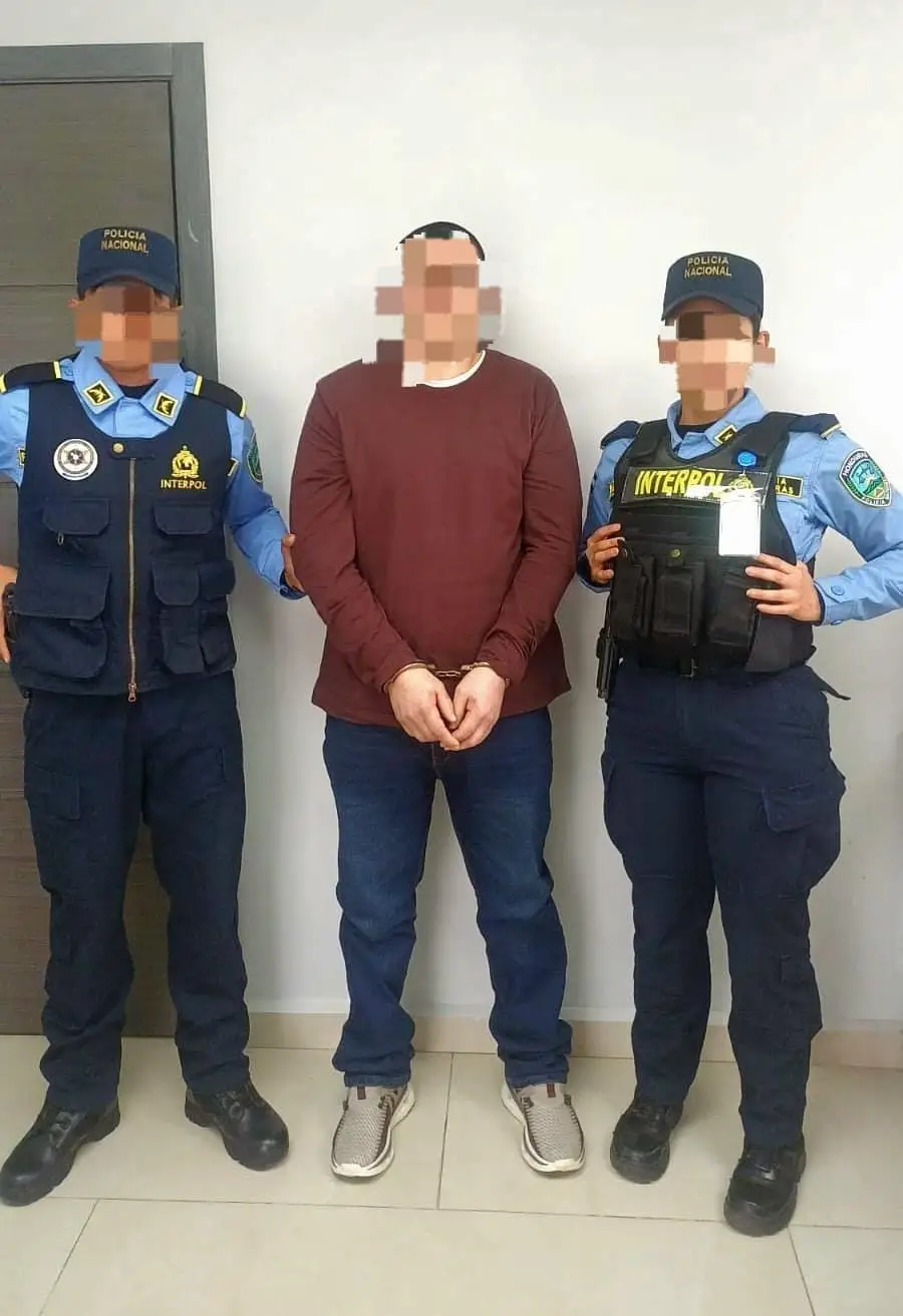Foto de uno de los tres hondureños tras ser deportados de Estados Unidos