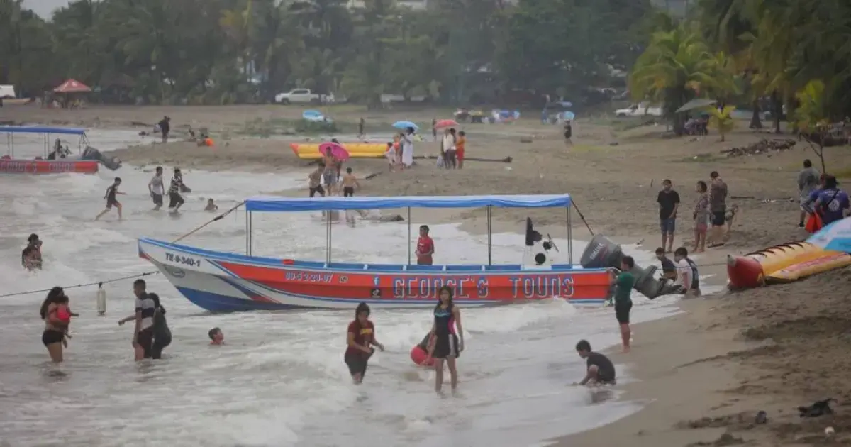 PERSONAS EN LA PLAYA