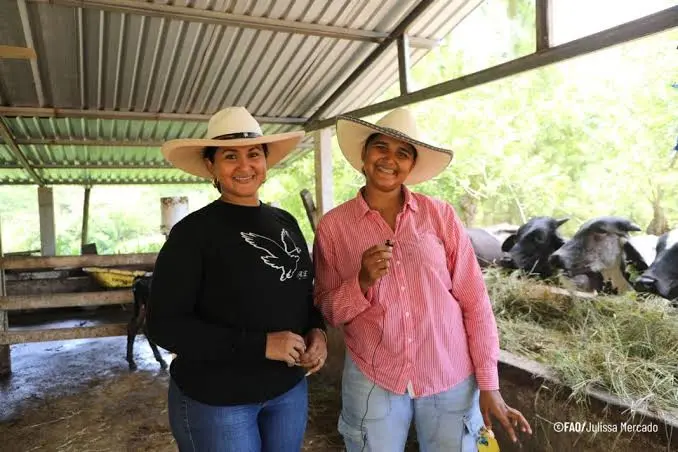 MUJERES EN GRANJA