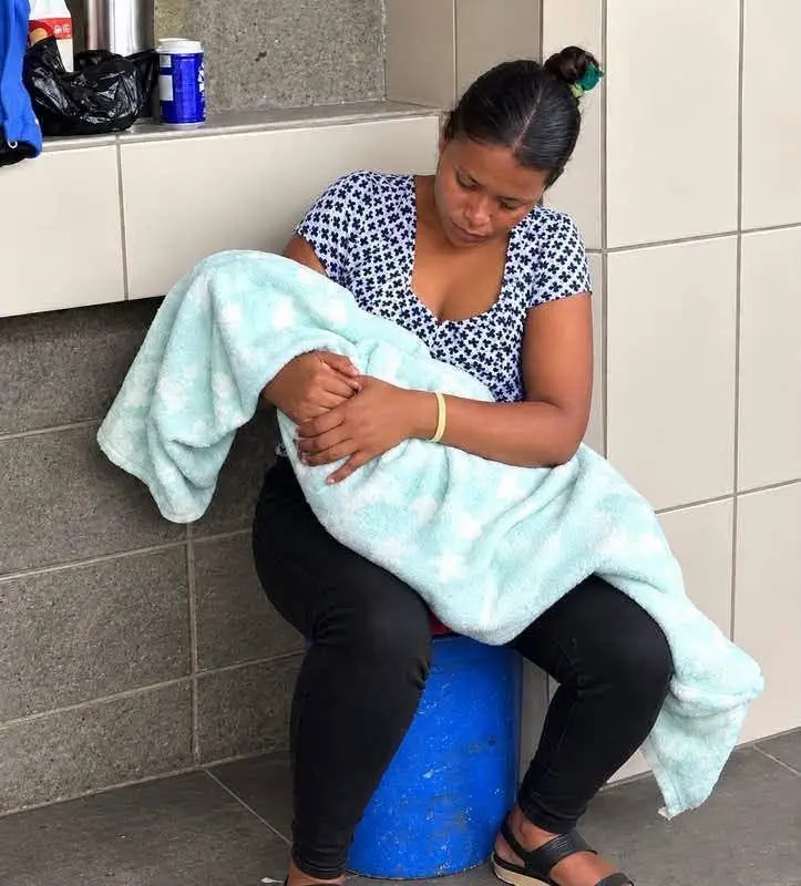 MUJER CON NIÑA EN BRAZOS