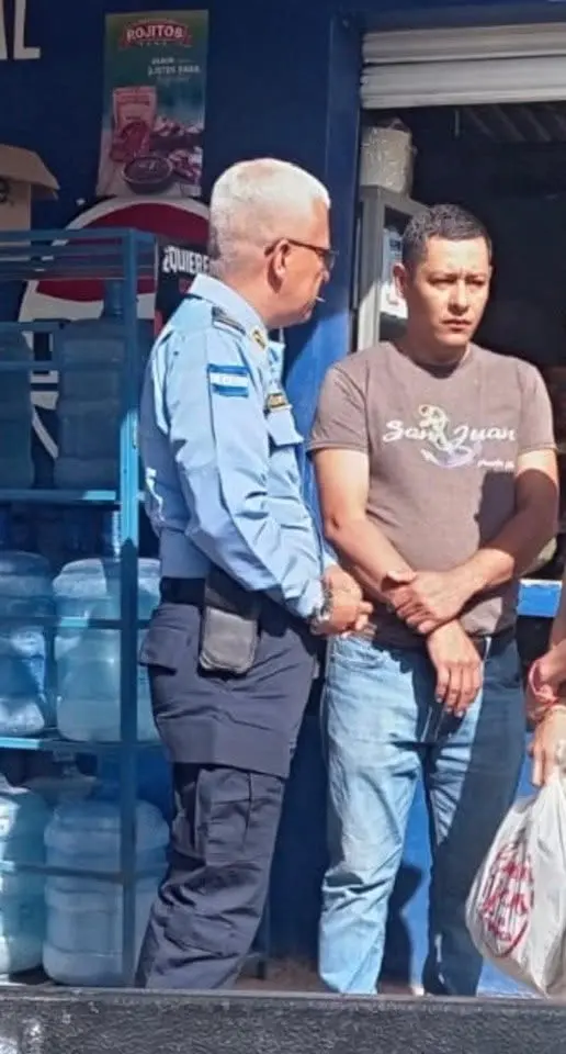 Hombre junto a policia