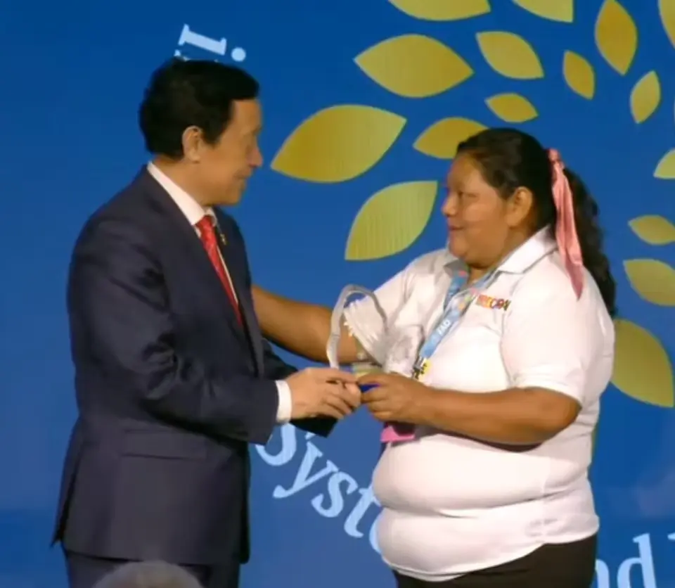HOMBRE ENTREGANDO PREMIO
