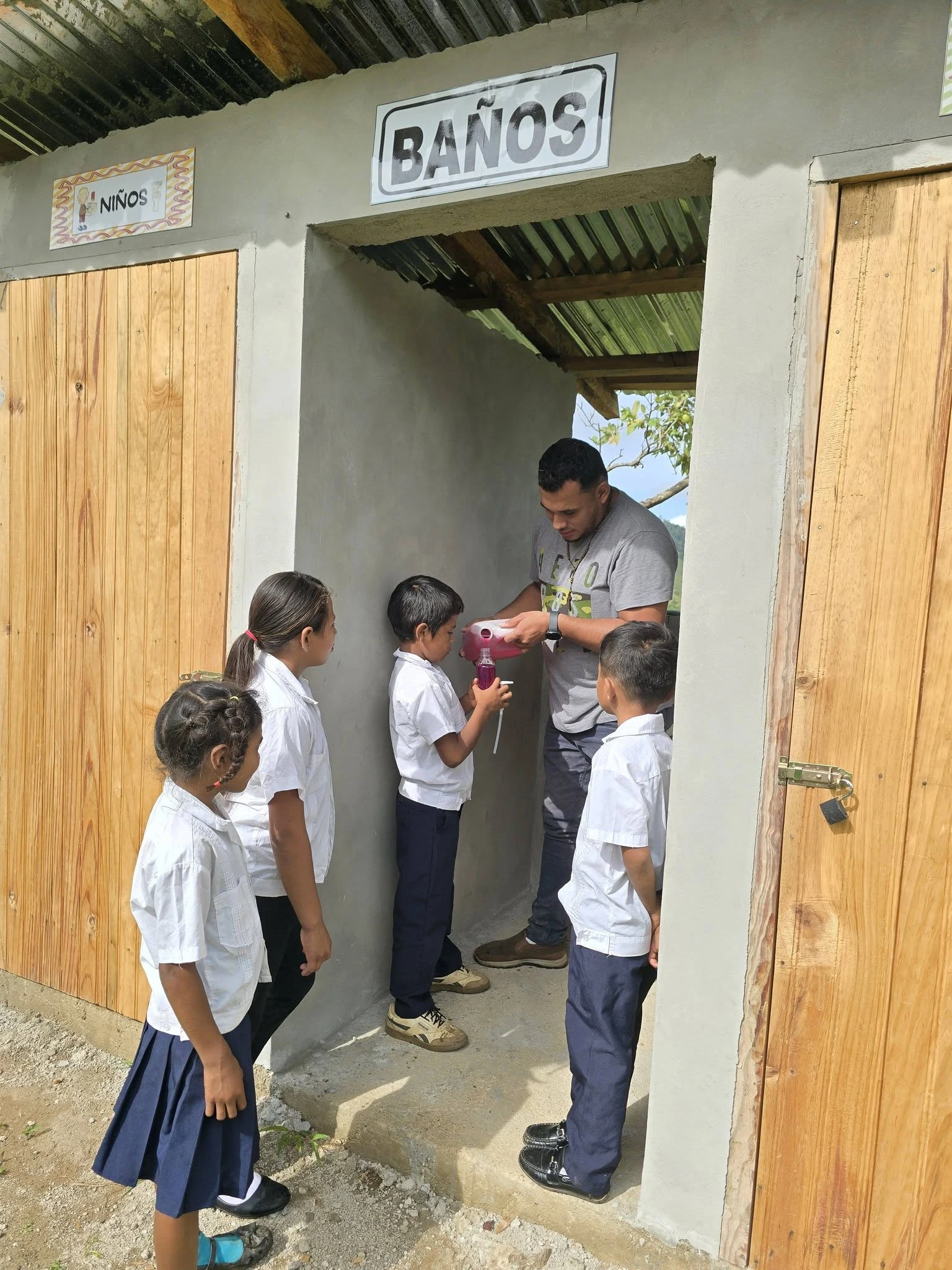 El centro enfrenta carencias de libros de texto, mobiliario y materiales educativos. Además, la comunidad presenta dificultades de acceso al agua potable y carece de un centro de educación prebásica, según lo relatado por el profesor. Foto: cortesía de Facebook
