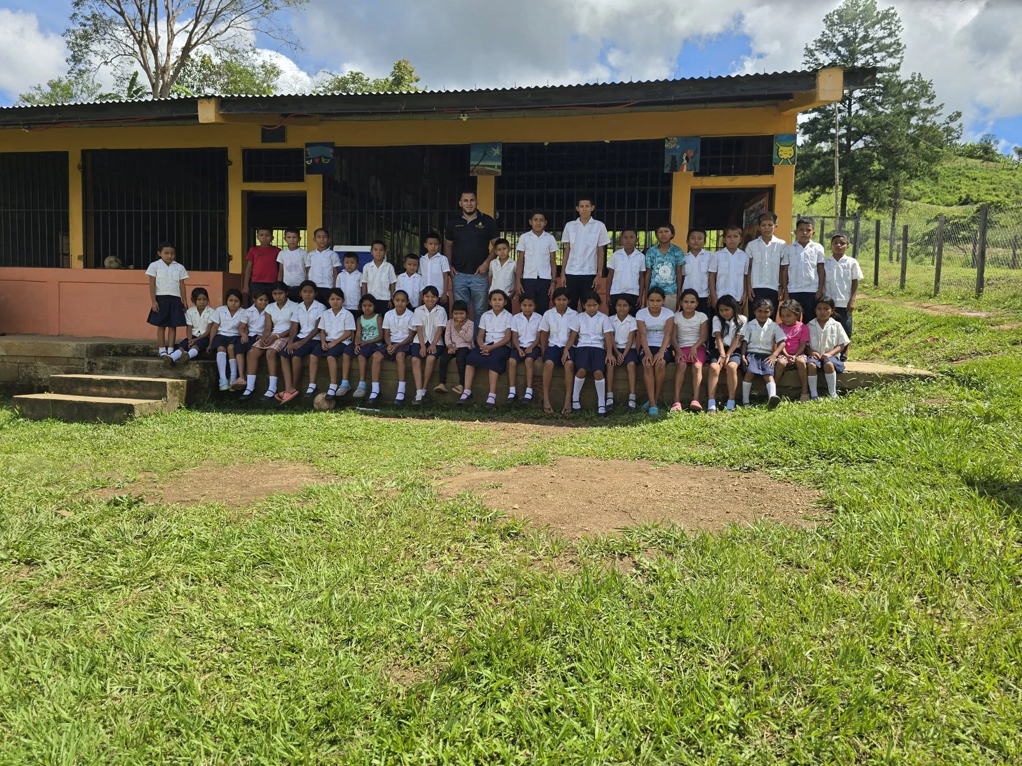 Mediante donaciones y apoyo comunitario, ha conseguido zapatos, útiles escolares, alimentos y mejoras para sus estudiantes, a pesar de las limitaciones de infraestructura y recursos educativos. Foto: cortesía de Facebook