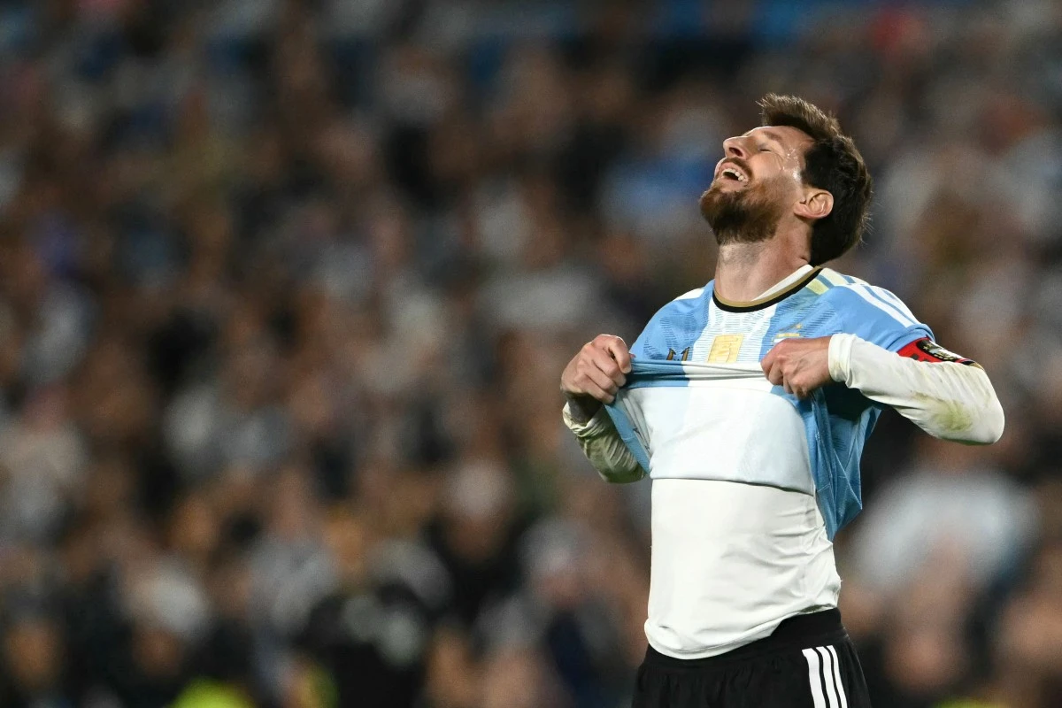 Imagen de Messi tomandose la camisa