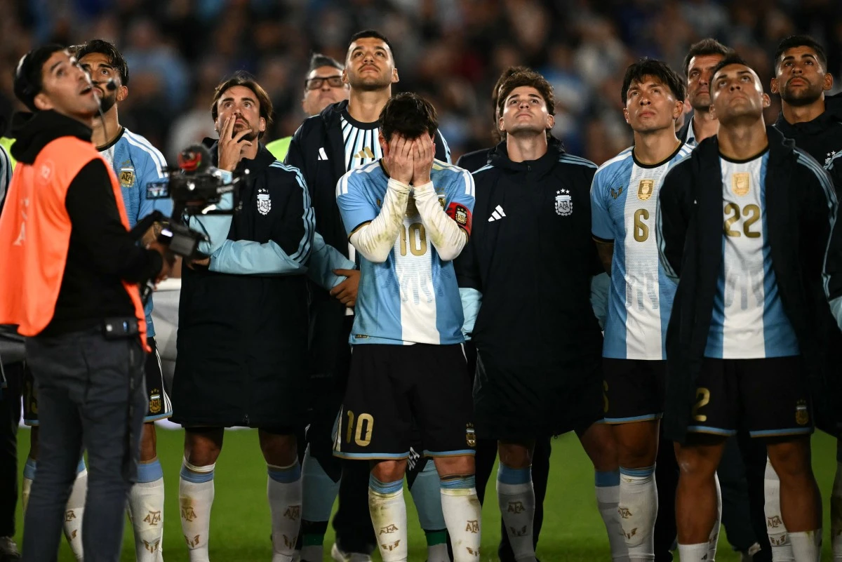 Imagen de Messi con sus manos en la cara