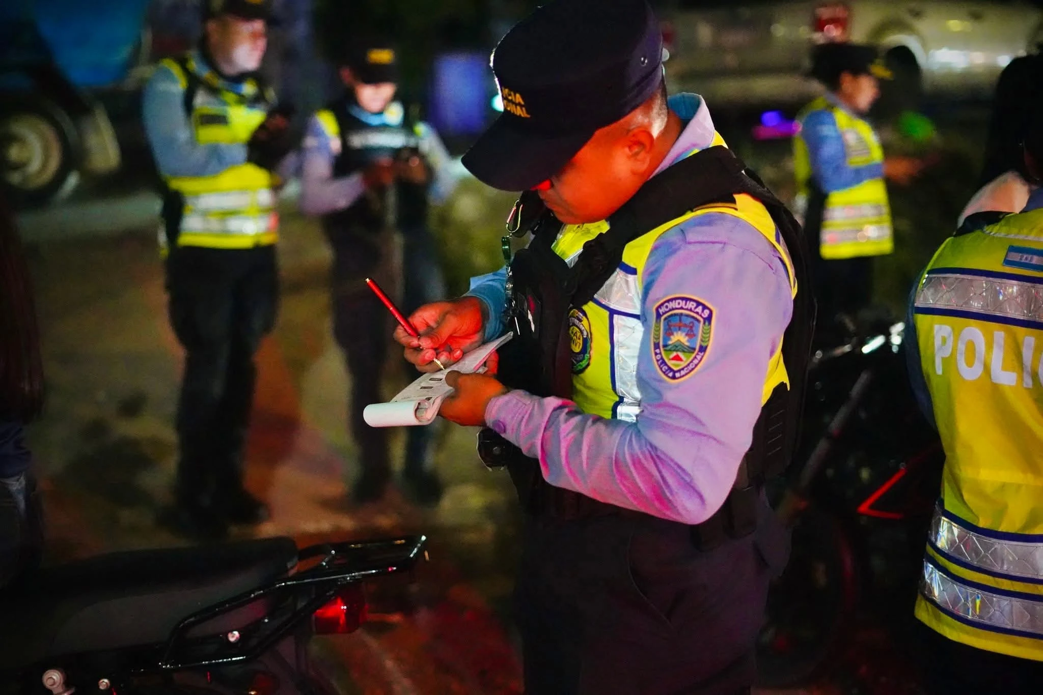 Imagen de agente de la DNVT aplicando una multa