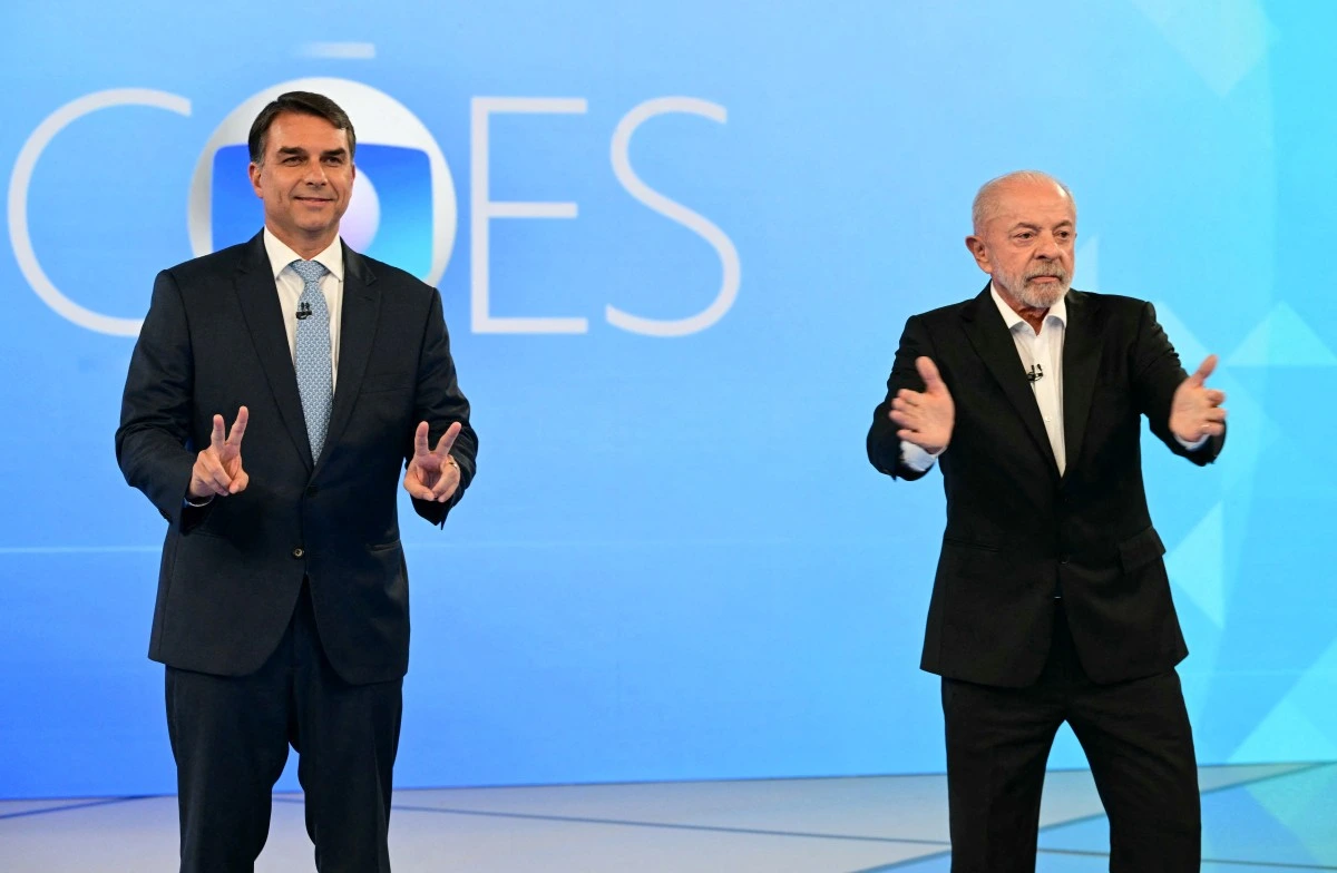 Flávio Bolsonaro y Lula protagonizaron un intercambio de acusaciones durante el último debate presidencial de Brasil. Foto: cortesía de AFP