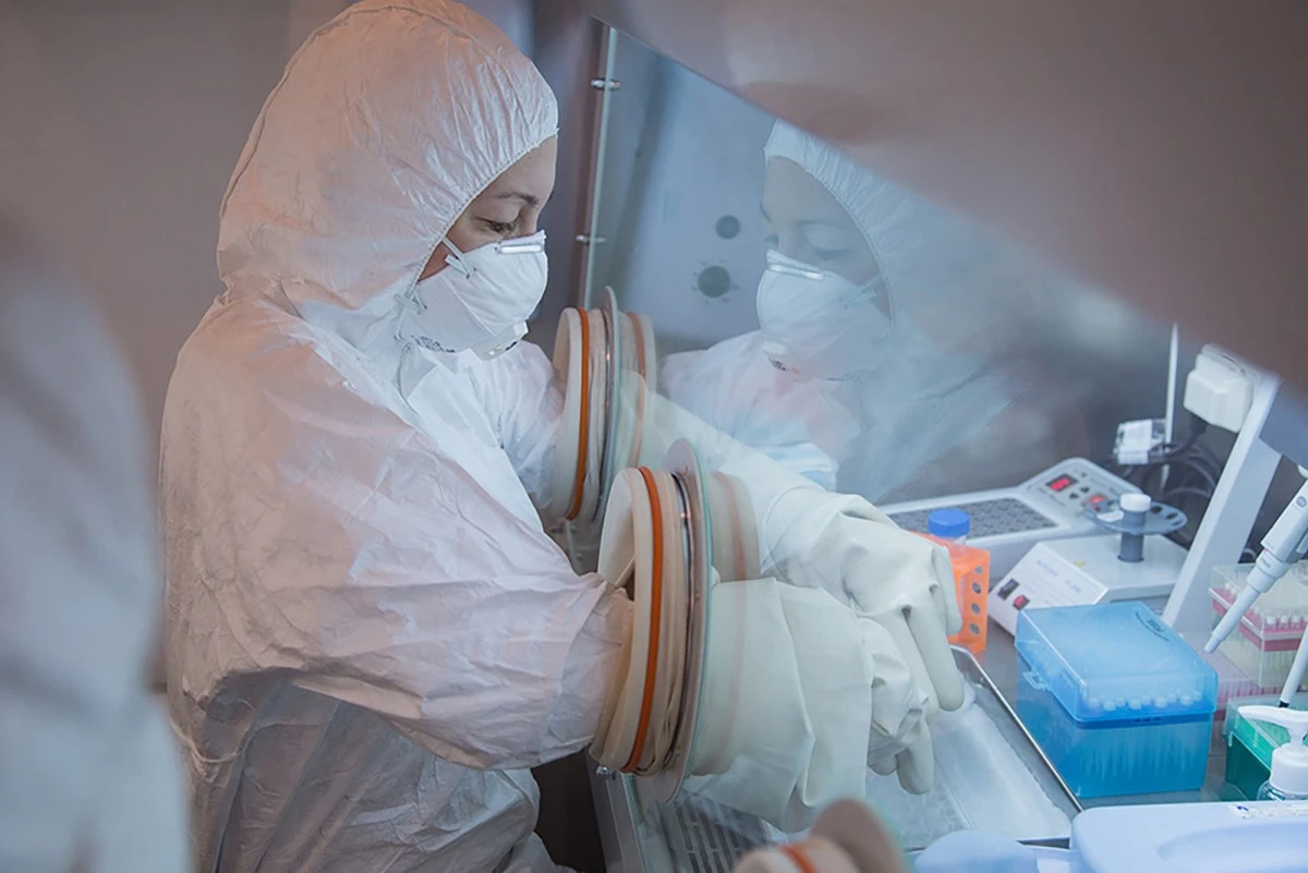 Imagen de personal de salud en un laboratorio