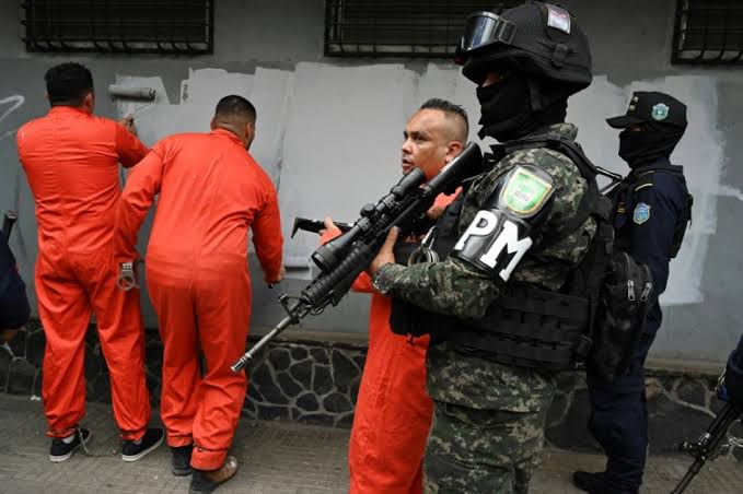 persona hombre uniforme prsión