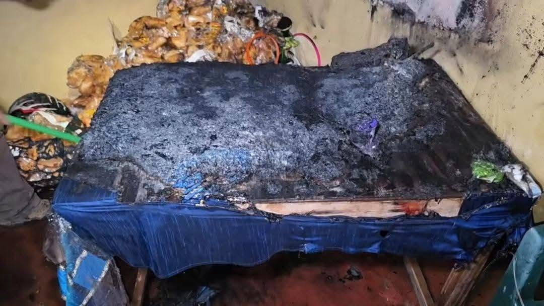 Foto del incendio en vivienda de Copán que habría iniciado por chispas de raqueta eléctrica