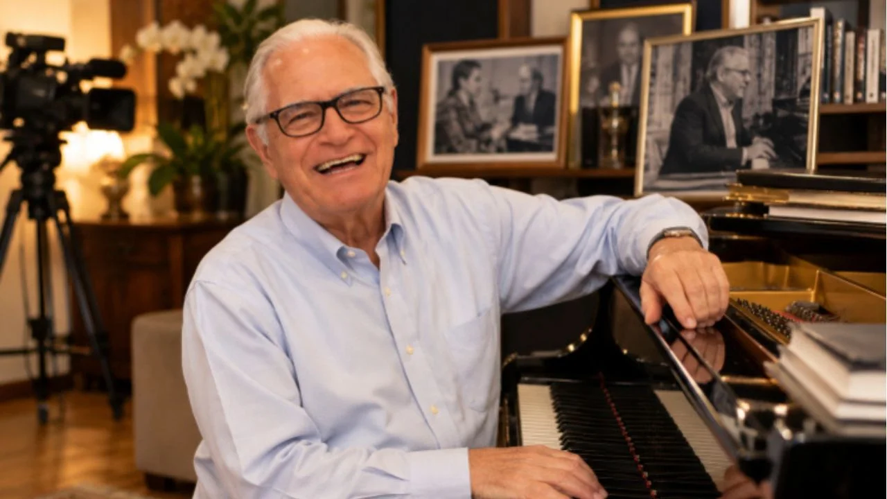 Mario Fernando Prado junto a un piano.