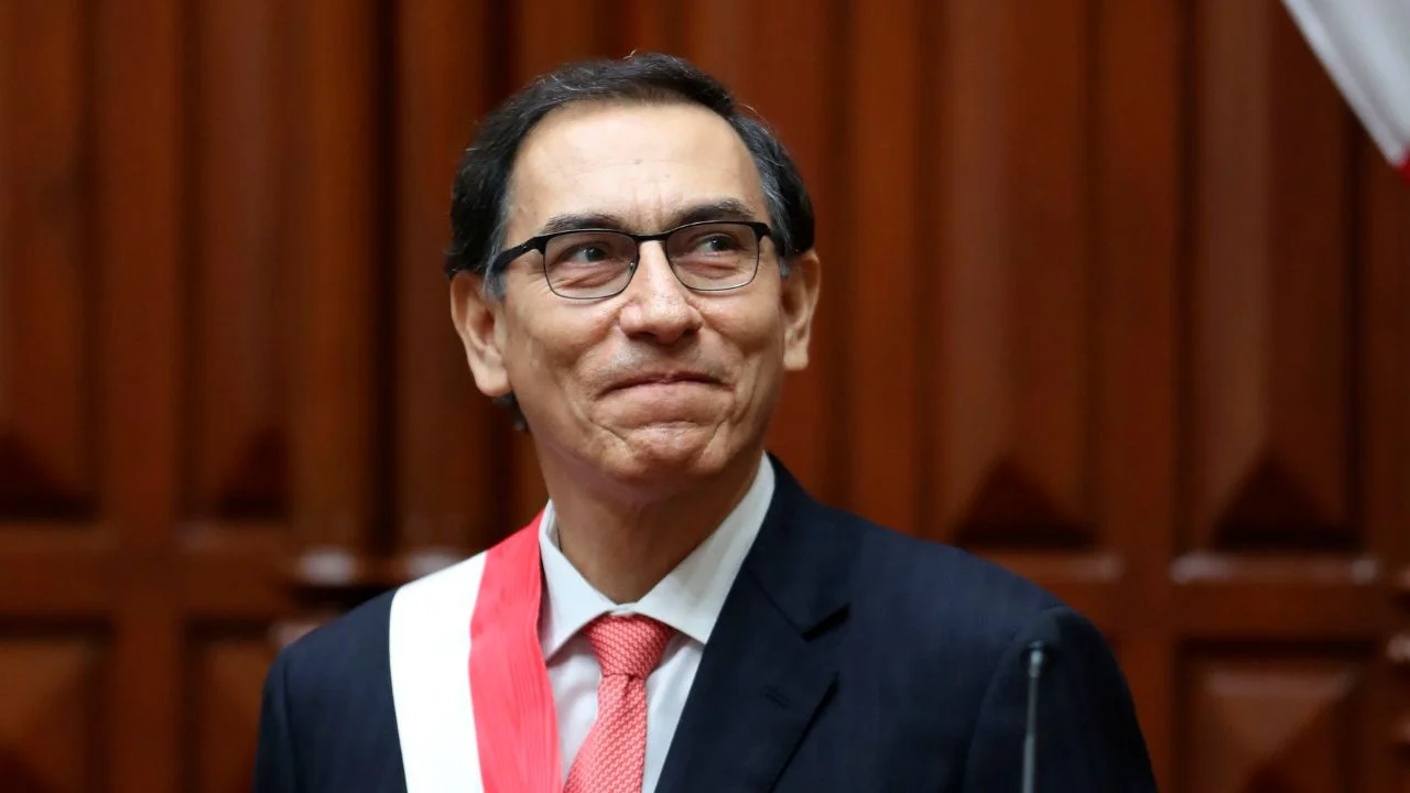 Martín Vizcarra con la banda presidencial de Perú.