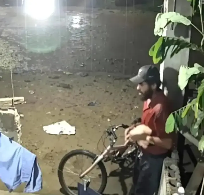 Video muestra al joven que habría robado la gallina días antes en Sobaguera